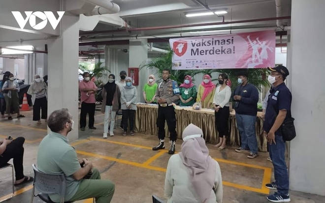 Thủ đ&ocirc; Jakarta (Indonesia) ti&ecirc;m vaccine Covid-19 cho 100% người d&acirc;n mừng Quốc kh&aacute;nh  - Ảnh 1.