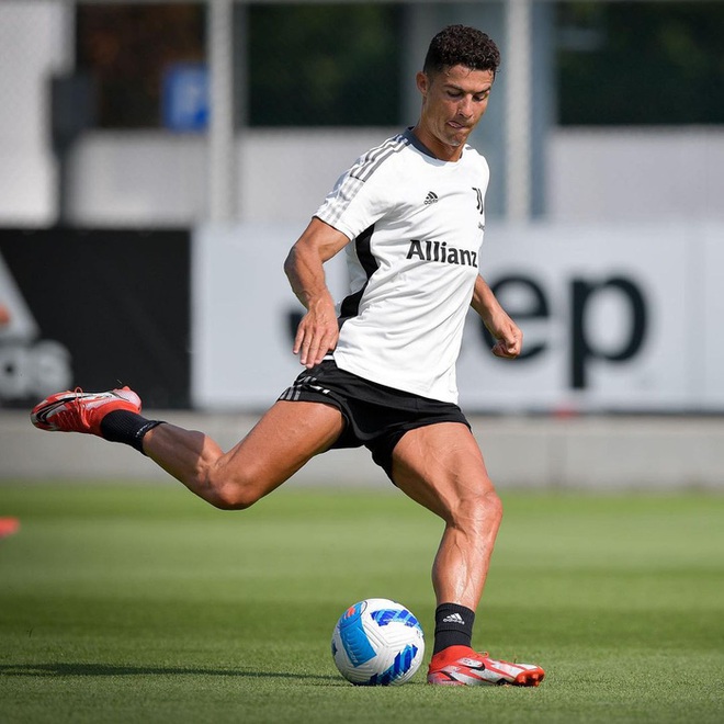 Ronaldo li&ecirc;n tục khoe ảnh khiến h&agrave;ng triệu fan phải thả tim, chỉ cần nh&igrave;n cặp gi&ograve; đủ biết chăm chỉ hiếm ai s&aacute;nh bằng - Ảnh 3.
