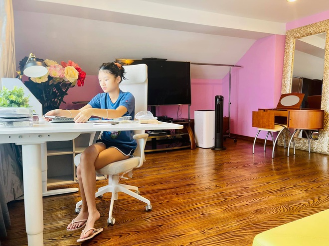 &Aacute;i nữ của Trương Ngọc &Aacute;nh học online cũng g&acirc;y sốt với m&agrave;n khoe ch&acirc;n d&agrave;i ấn tượng, h&eacute; lộ kh&ocirc;ng gian ph&ograve;ng ri&ecirc;ng ở Mỹ - Ảnh 2.
