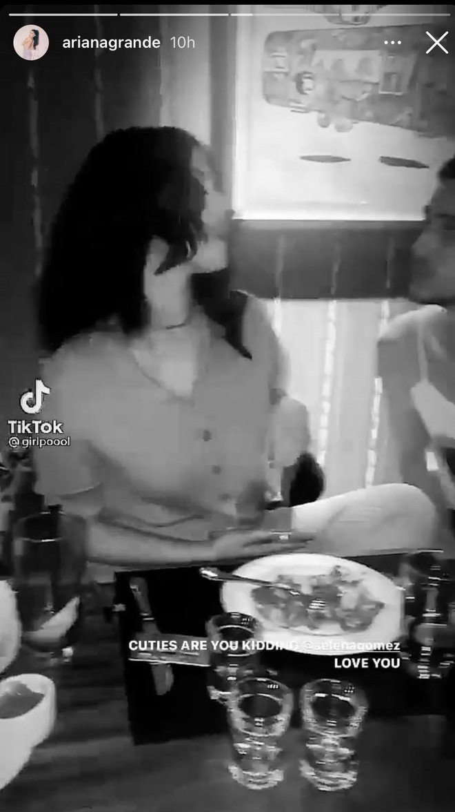Clip: Một đ&ecirc;m say, Selena Gomez mơ m&agrave;ng quẩy c&ugrave;ng bạn b&egrave; tr&ecirc;n nền nhạc của Ariana Grande - Ảnh 4.