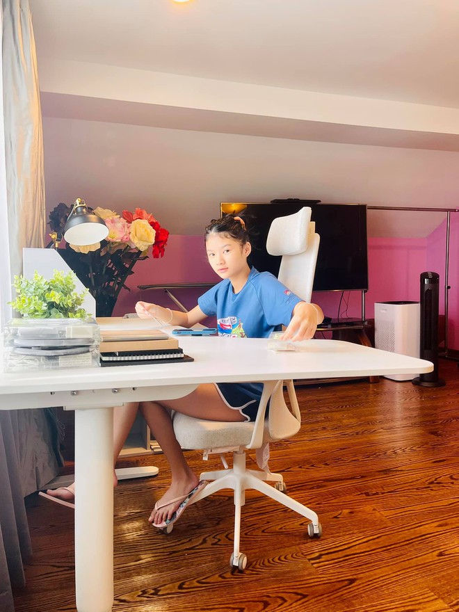 &Aacute;i nữ của Trương Ngọc &Aacute;nh học online cũng g&acirc;y sốt với m&agrave;n khoe ch&acirc;n d&agrave;i ấn tượng, h&eacute; lộ kh&ocirc;ng gian ph&ograve;ng ri&ecirc;ng ở Mỹ - Ảnh 3.