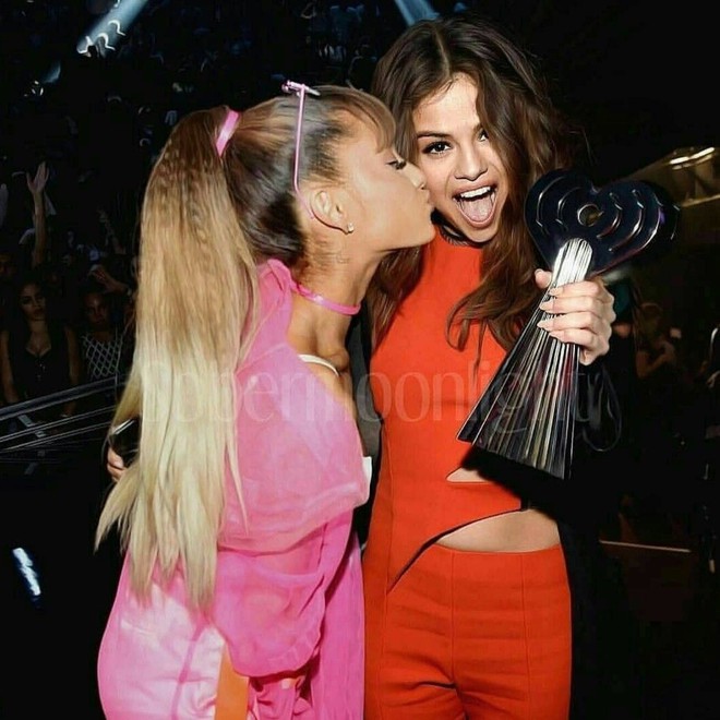 Clip: Một đ&ecirc;m say, Selena Gomez mơ m&agrave;ng quẩy c&ugrave;ng bạn b&egrave; tr&ecirc;n nền nhạc của Ariana Grande - Ảnh 7.