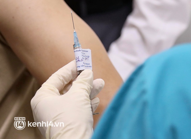 Ảnh: Những tình nguyện viên đầu tiên tại Hà Nội tiêm thử nghiệm vaccine Covid-19 thứ 3 của Việt Nam - Ảnh 2.