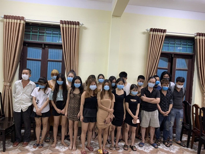 Đột k&iacute;ch qu&aacute;n karaoke, nhiều người chui v&agrave;o chuồng ch&oacute;, chuồng g&agrave;, nhảy xuống ao trốn - Ảnh 1.