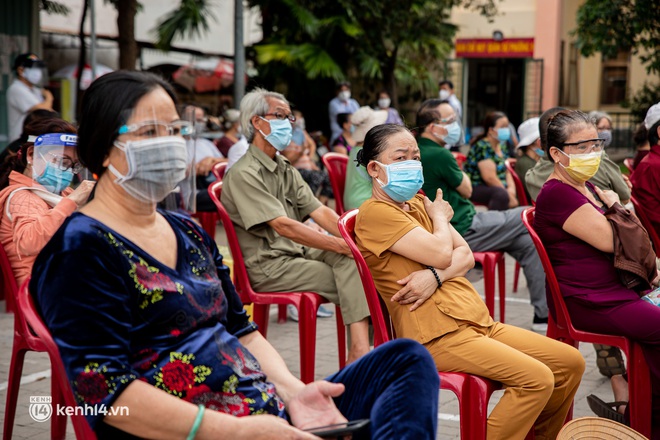 Người già, khuyết tật ở Sài Gòn xúc động sau khi xe tiêm chủng đến tận nơi tiêm vaccine Covid-19: “Tôi ước ao từ bữa đến giờ, nay mới được tiêm” - Ảnh 5.