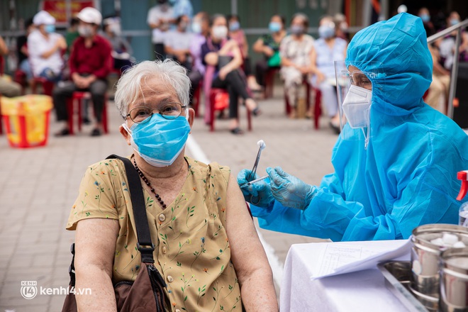 Người già, khuyết tật ở Sài Gòn xúc động sau khi xe tiêm chủng đến tận nơi tiêm vaccine Covid-19: “Tôi ước ao từ bữa đến giờ, nay mới được tiêm” - Ảnh 12.