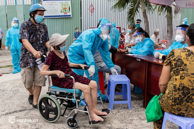 Người già, khuyết tật ở Sài Gòn xúc động sau khi xe tiêm chủng đến tận nơi tiêm vaccine Covid-19: “Tôi ước ao từ bữa đến giờ, nay mới được tiêm” - Ảnh 6.
