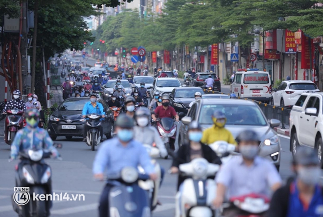 Ảnh: Đường phố Hà Nội tấp nập ngày đầu tuần dù đang giãn cách xã hội theo Chỉ thị 16 - Ảnh 4.