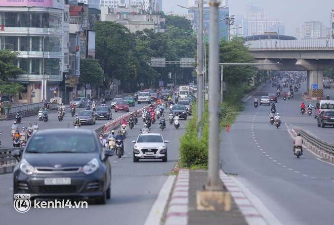 Ảnh: Đường phố Hà Nội tấp nập ngày đầu tuần dù đang giãn cách xã hội theo Chỉ thị 16 - Ảnh 7.