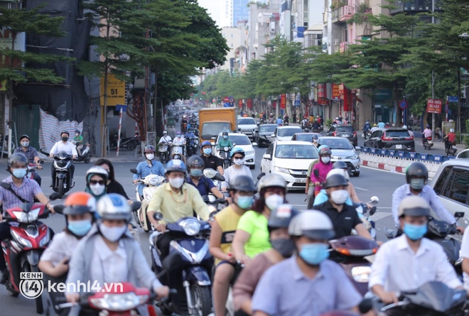 Ảnh: Đường phố Hà Nội tấp nập ngày đầu tuần dù đang giãn cách xã hội theo Chỉ thị 16 - Ảnh 4.