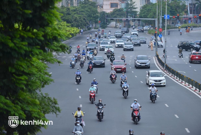 Ảnh: Đường phố Hà Nội tấp nập ngày đầu tuần dù đang giãn cách xã hội theo Chỉ thị 16 - Ảnh 7.
