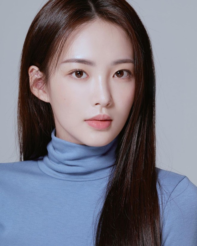 Nữ diễn vi&ecirc;n t&acirc;n binh g&acirc;y b&atilde;o MXH: L&acirc;u lắm mới c&oacute; nhan sắc xuất ch&uacute;ng na n&aacute; Park Min Young, c&ograve;n su&yacute;t l&agrave; hậu duệ của SNSD? - Ảnh 2.