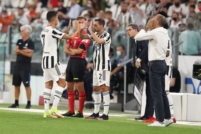 Ronaldo bất ngờ bị fan chỉ trích thậm tệ, đòi đuổi khỏi CLB sau khi thực hiện một việc mà bất kỳ cầu thủ nào cũng làm - Ảnh 1.