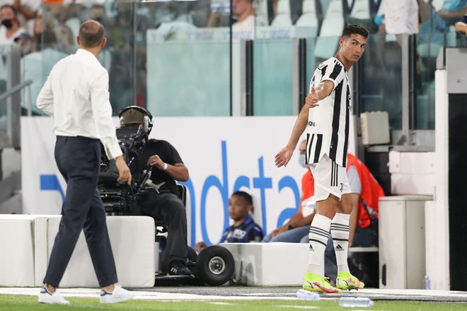 Ronaldo bất ngờ bị fan chỉ tr&iacute;ch thậm tệ, đ&ograve;i đuổi khỏi CLB sau khi thực hiện một việc m&agrave; bất kỳ cầu thủ n&agrave;o cũng l&agrave;m - Ảnh 2.