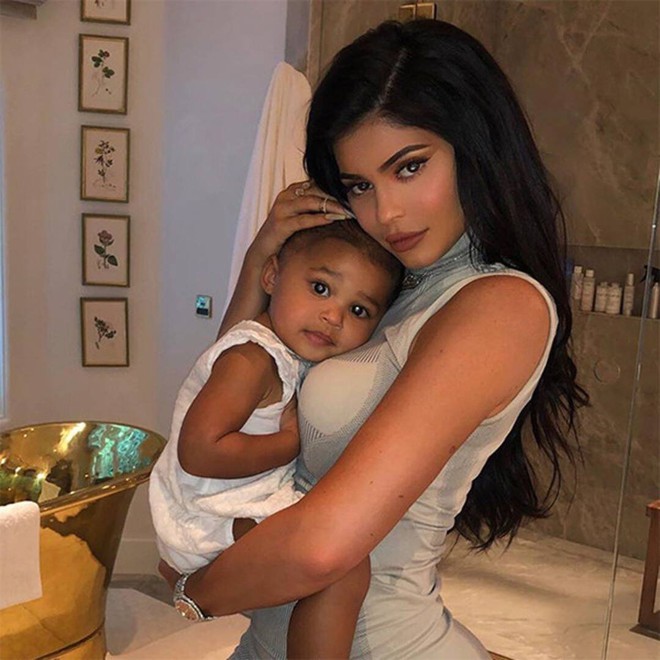 Nghi vấn Kylie Jenner mang bầu lần 2: Chối đây đẩy bao lần, giờ bị thánh soi phát hiện loạt chi tiết rõ mồn một? - Ảnh 11.