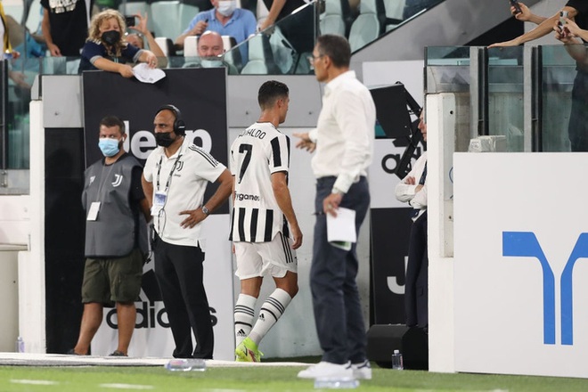 Ronaldo bất ngờ bị fan chỉ tr&iacute;ch thậm tệ, đ&ograve;i đuổi khỏi CLB sau khi thực hiện một việc m&agrave; bất kỳ cầu thủ n&agrave;o cũng l&agrave;m - Ảnh 3.
