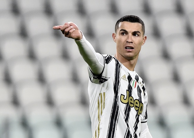 Ronaldo bất ngờ bị fan chỉ tr&iacute;ch thậm tệ, đ&ograve;i đuổi khỏi CLB sau khi thực hiện một việc m&agrave; bất kỳ cầu thủ n&agrave;o cũng l&agrave;m - Ảnh 5.