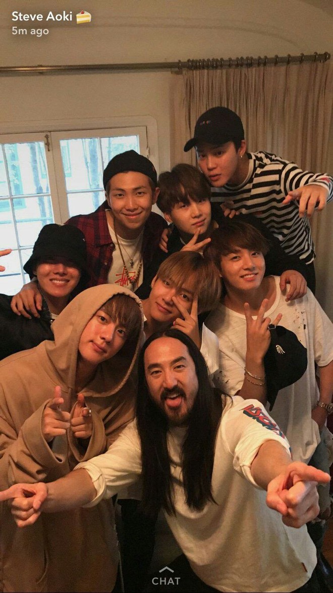 Khung hình gây nổ của sao Hàn và quốc tế: BTS - G-Dragon toàn bạn khủng, ghen tị vì Justin hôn Dara, Loki thân mật với Tiffany - Ảnh 6.