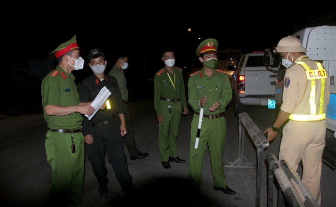 Nghệ An: Xuyên đêm triển khai các chốt kiểm soát phòng chống dịch Covid-19 - Ảnh 7.