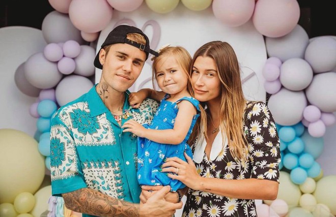 Justin Bieber về nhà dự tiệc sinh nhật em gái ruột tròn 3 tuổi, khung hình  cùng bà xã Hailey bế bé bất ngờ gây bão MXH