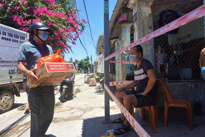 Ảnh: Đội nắng chở lương thực tiếp tế tận nhà cho người dân khó khăn ở Đà Nẵng - Ảnh 9.