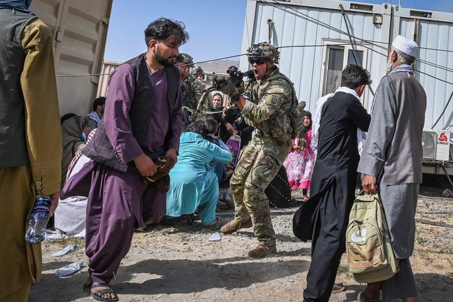 Tổ bay Mỹ kể lại khoảnh khắc kinh hoàng khi sân bay Kabul (Afghanistan) vỡ trận: Nhiều mảnh thi thể được tìm thấy trong càng đáp máy bay - Ảnh 3.