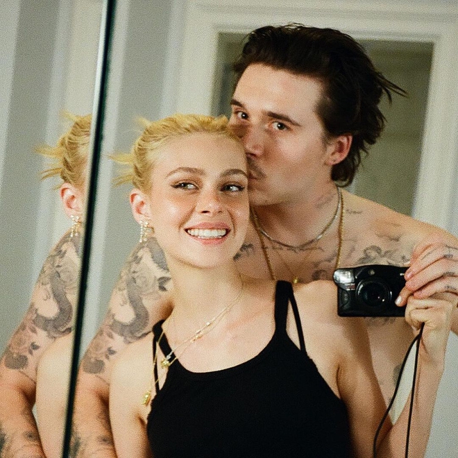 Hiếm lắm mới thấy Brooklyn Beckham v&agrave; bạn g&aacute;i t&agrave;i phiệt đi hẹn h&ograve;: Vợ sắp cưới sang chảnh m&agrave; sao cậu cả đối lập thế n&agrave;y? - Ảnh 10.