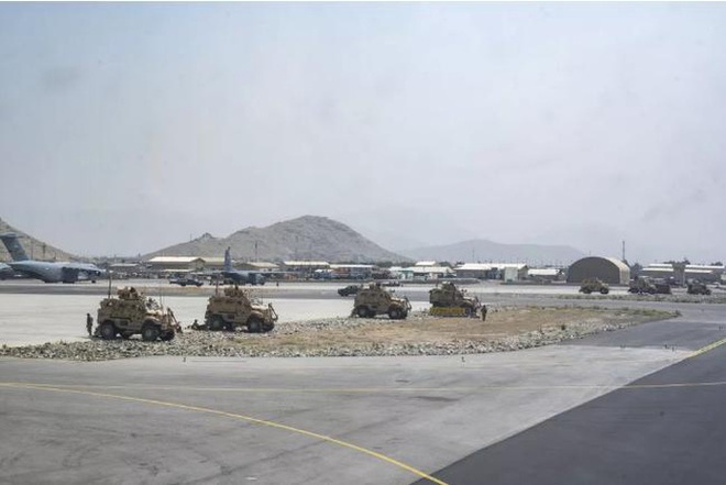 Mỹ công bố những bức ảnh đầu tiên về cuộc sơ tán khỏi Afghanistan - Ảnh 6.