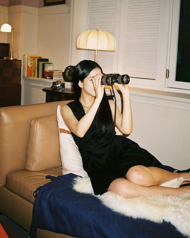 Jisoo (BLACKPINK) hiếm lắm mới diện váy xẻ khoe vòng 1 mất máu, visual và khí chất Hoa hậu Hàn Quốc bỗng thay đổi hẳn - Ảnh 2. Jisoo (BLACKPINK) hiếm lắm mới diện váy xẻ khoe vòng 1 mất máu, visual và khí chất Hoa hậu Hàn Quốc bỗng thay đổi hẳn - Ảnh 2.