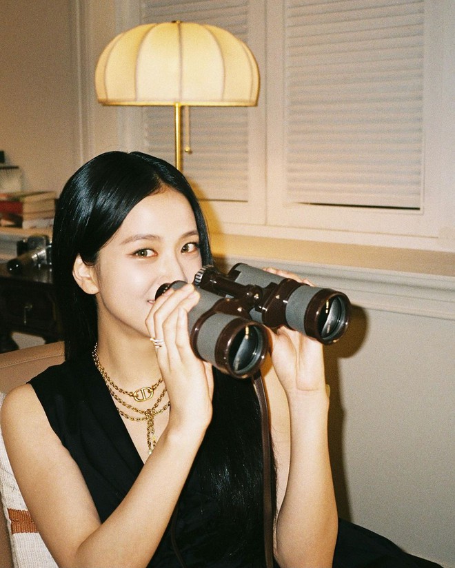Jisoo (BLACKPINK) hiếm lắm mới diện váy xẻ khoe vòng 1 mất máu, visual và khí chất Hoa hậu Hàn Quốc bỗng thay đổi hẳn - Ảnh 4. Jisoo (BLACKPINK) hiếm lắm mới diện váy xẻ khoe vòng 1 mất máu, visual và khí chất Hoa hậu Hàn Quốc bỗng thay đổi hẳn - Ảnh 4.