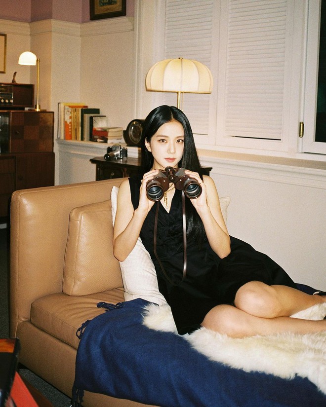 Jisoo (BLACKPINK) hiếm lắm mới diện váy xẻ khoe vòng 1 mất máu, visual và khí chất Hoa hậu Hàn Quốc bỗng thay đổi hẳn - Ảnh 5. Jisoo (BLACKPINK) hiếm lắm mới diện váy xẻ khoe vòng 1 mất máu, visual và khí chất Hoa hậu Hàn Quốc bỗng thay đổi hẳn - Ảnh 5.