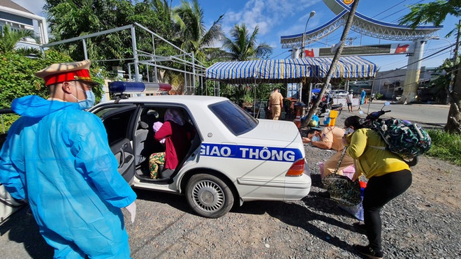 Xe nào được phép chạy vào vùng giãn cách ở TP.HCM? - Ảnh 1.
