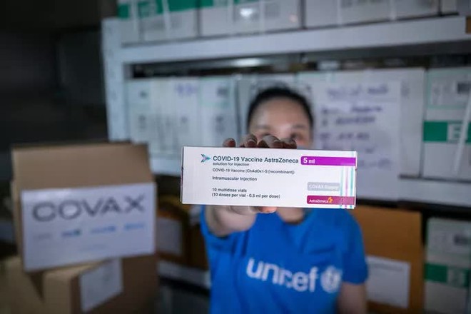 Thêm 1,18 triệu liều vắc-xin Covid-19 về Việt Nam - Ảnh 1.