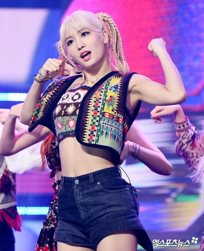 Momo (TWICE) v&agrave; những lần h&aacute;t live đi v&agrave;o l&ograve;ng đất: Nốt cao nốt thấp rơi rớt độp độp, đến h&aacute;t tiếng Nhật cũng bị ch&ecirc; - Ảnh 1.