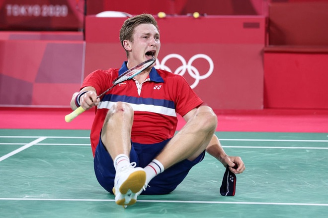 Tay vợt Đan Mạch không thể ngừng khóc sau khi đánh bại ĐKVĐ Olympic người Trung Quốc ở chung kết cầu lông đơn nam - Ảnh 5.