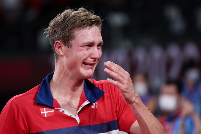 Tay vợt Đan Mạch không thể ngừng khóc sau khi đánh bại ĐKVĐ Olympic người Trung Quốc ở chung kết cầu lông đơn nam - Ảnh 6.