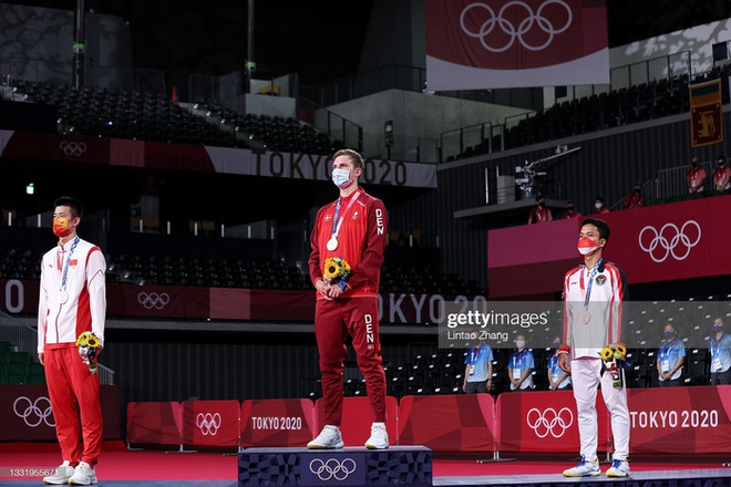 Tay vợt Đan Mạch không thể ngừng khóc sau khi đánh bại ĐKVĐ Olympic người Trung Quốc ở chung kết cầu lông đơn nam - Ảnh 7.