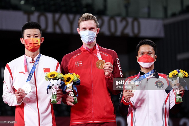 Tay vợt Đan Mạch không thể ngừng khóc sau khi đánh bại ĐKVĐ Olympic người Trung Quốc ở chung kết cầu lông đơn nam - Ảnh 8.