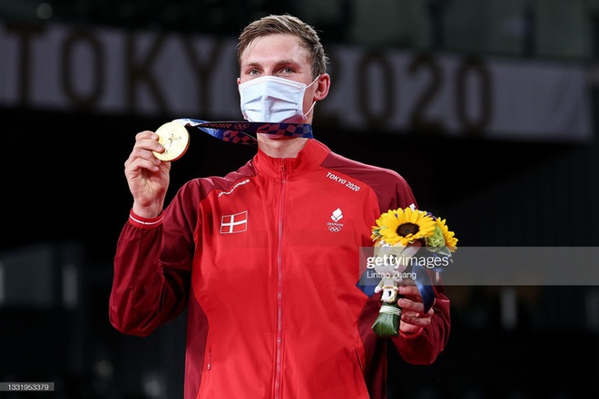 Tay vợt Đan Mạch không thể ngừng khóc sau khi đánh bại ĐKVĐ Olympic người Trung Quốc ở chung kết cầu lông đơn nam - Ảnh 9.