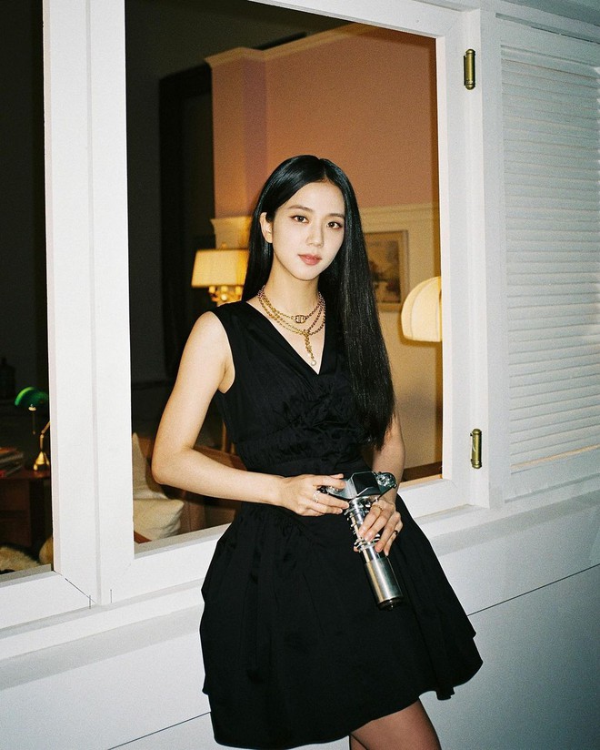 Jisoo (BLACKPINK) hiếm lắm mới diện váy xẻ khoe vòng 1 mất máu, visual và khí chất Hoa hậu Hàn Quốc bỗng thay đổi hẳn - Ảnh 6. Jisoo (BLACKPINK) hiếm lắm mới diện váy xẻ khoe vòng 1 mất máu, visual và khí chất Hoa hậu Hàn Quốc bỗng thay đổi hẳn - Ảnh 6.