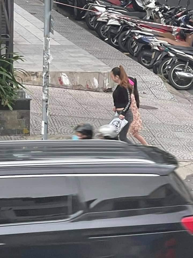 "Chị đại Q.4" từng trả treo với CSGT kế tiếp bị chỉ trích lúc không đeo khẩu trang y tế y tế chống bụi chống bụi, dắt game thủ nữ đi trên phố - Ảnh 2. "Chị đại Q.4" từng trả treo với CSGT kế tiếp bị chỉ trích lúc không đeo khẩu trang y tế y tế chống bụi chống bụi, dắt game thủ nữ đi trên phố - Ảnh 2.