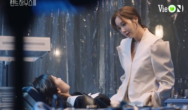 Penthouse 3 tập 11 bẻ lái đẫm máu: Ác nữ Seo Jin chết thảm, bác sĩ Ha cũng khó toàn mạng - Ảnh 5.