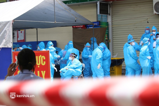 Hà Nội: Khoảng 100 y bác sĩ được huy động xét nghiệm cho cư dân HH4C Linh Đàm - Ảnh 5.