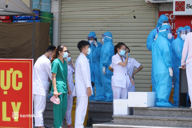 Hà Nội: Khoảng 100 y bác sĩ được huy động xét nghiệm cho cư dân HH4C Linh Đàm - Ảnh 6.