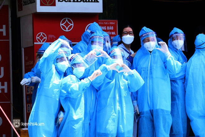 Hà Nội: Khoảng 100 y bác sĩ được huy động xét nghiệm cho cư dân HH4C Linh Đàm - Ảnh 7.