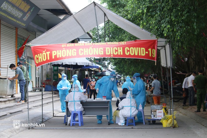 Hà Nội: Khoảng 100 y bác sĩ được huy động xét nghiệm cho cư dân HH4C Linh Đàm - Ảnh 9.