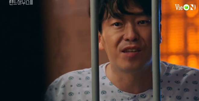 Penthouse 3 tập 11 bẻ lái đẫm máu: Ác nữ Seo Jin chết thảm, bác sĩ Ha cũng khó toàn mạng - Ảnh 1.