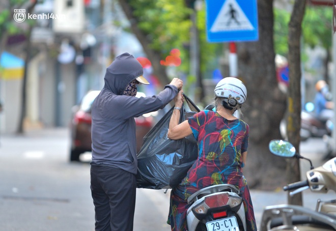 Ảnh: Phố Hàng Mã đìu hiu chưa từng có, tiểu thương vẫn hé cửa bán bất chấp lệnh cấm trước ngày Rằm tháng 7 - Ảnh 8.