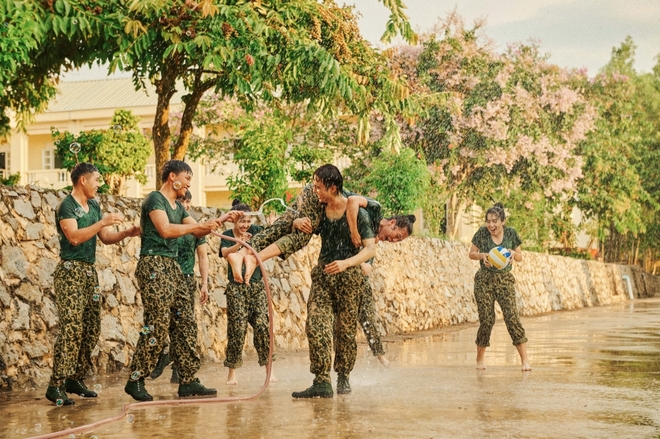 Khắp nơi xôn xao hình ảnh các anh quân nhân, MV hội tụ dàn cast Sao Nhập Ngũ chính là bài hát được nhắc đến nhiều nhất - Ảnh 8.