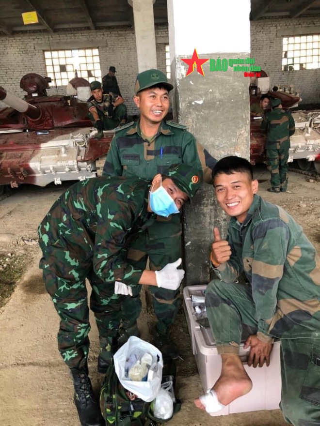 Thành viên Đội tuyển Xe tăng Việt Nam sơ cứu cho chiến sĩ Lào trên thao trường Army Games 2021 - Ảnh 1.